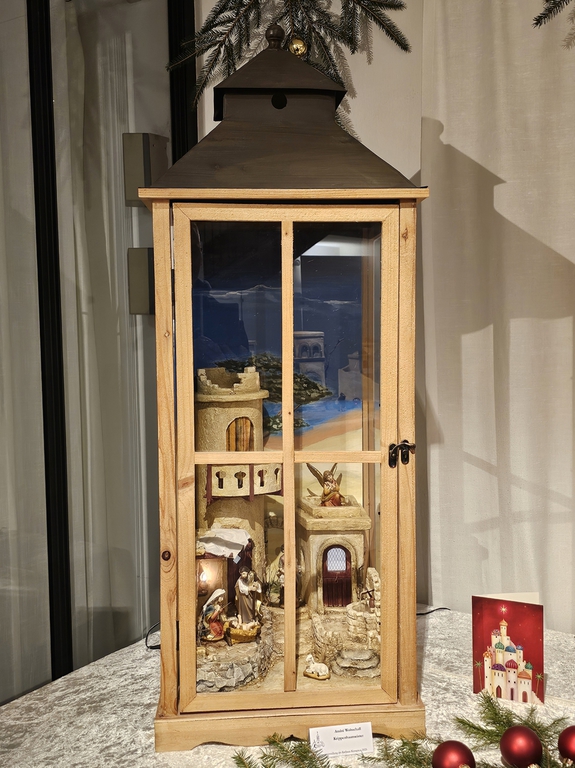 Laternenkrippe in einer Holzlaterne