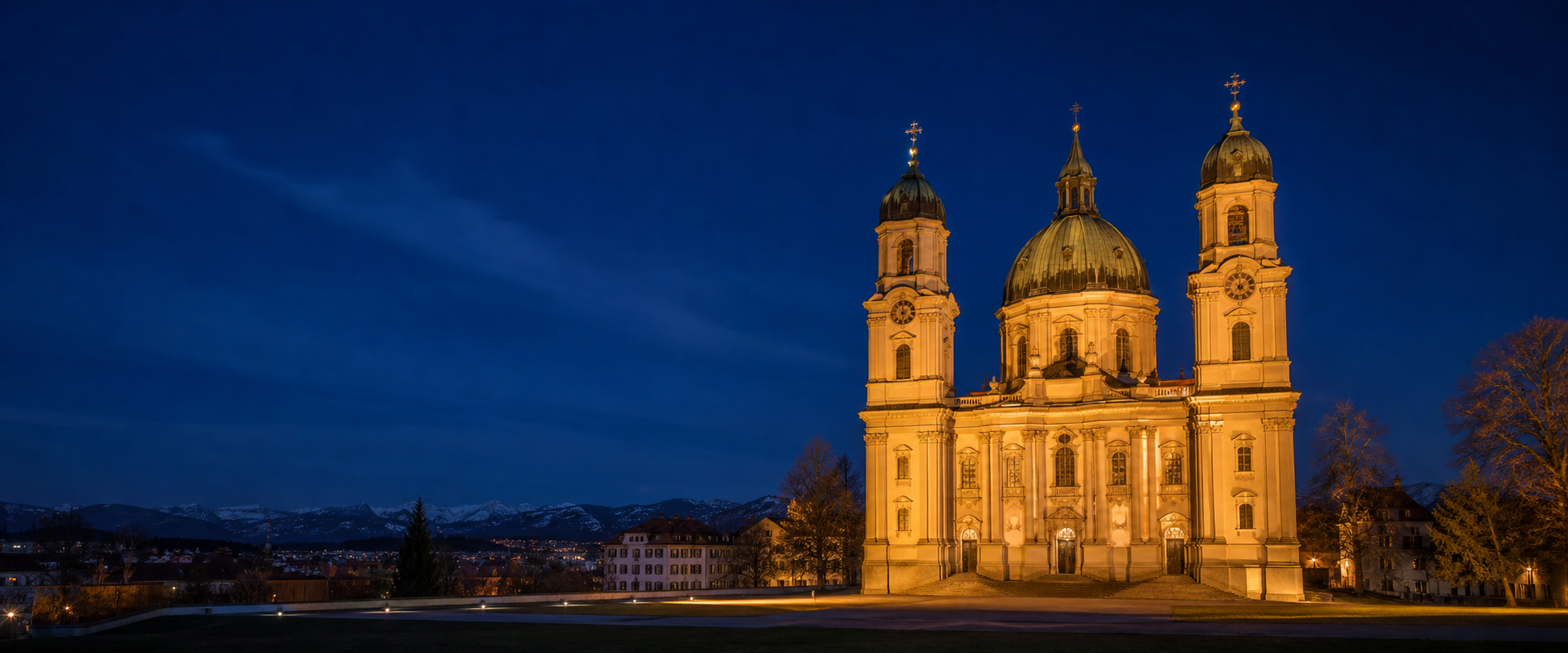 Stimmungsvolle Nachtansicht der Basilika St. Lorenz in Kempten
